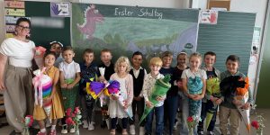 Die neuen Erstklässler der Drachenklasse mit ihren Schultüten am ersten Schultag
